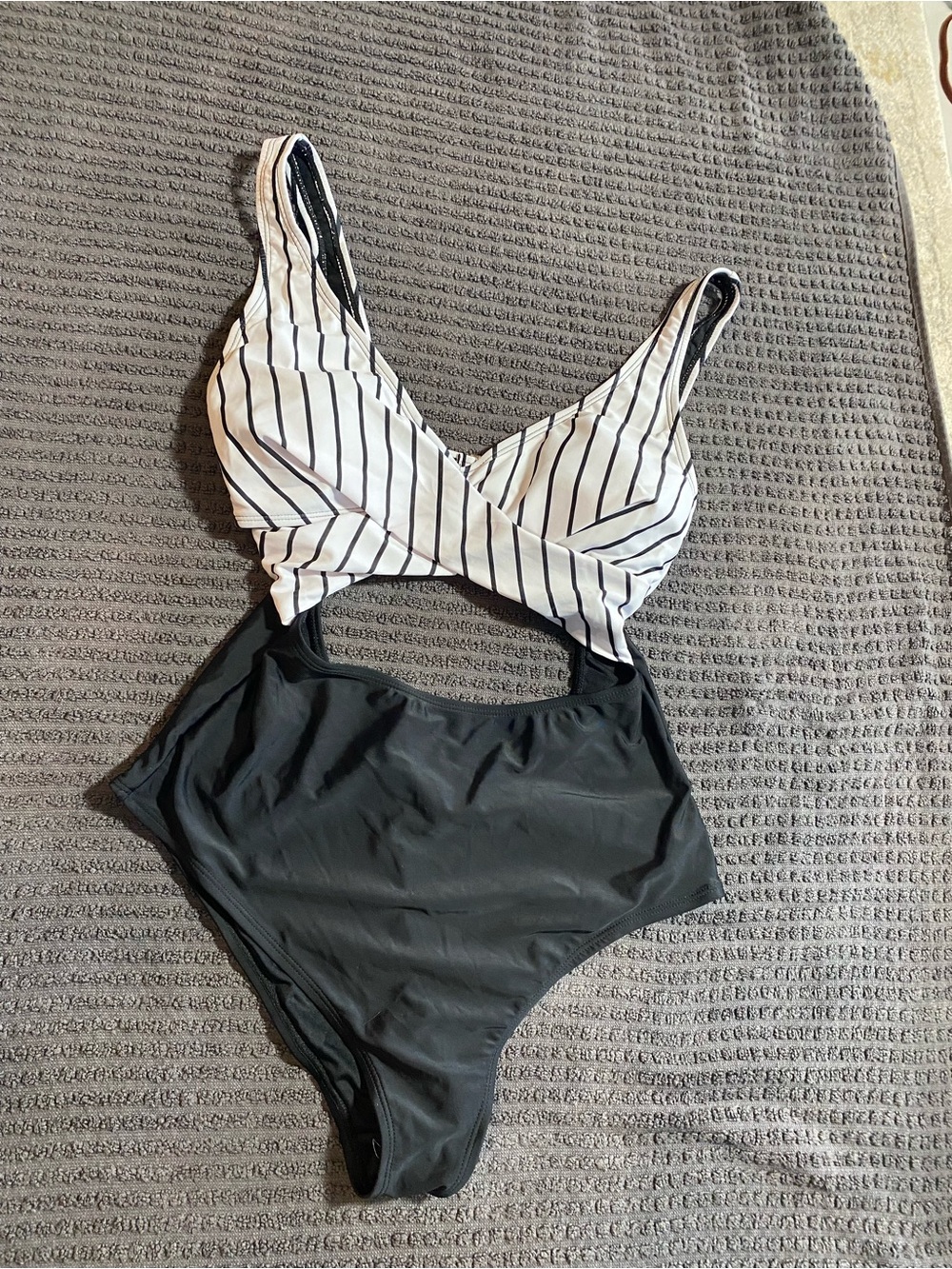 Cupshe Black & White Striped mono-Kini Swimsuit